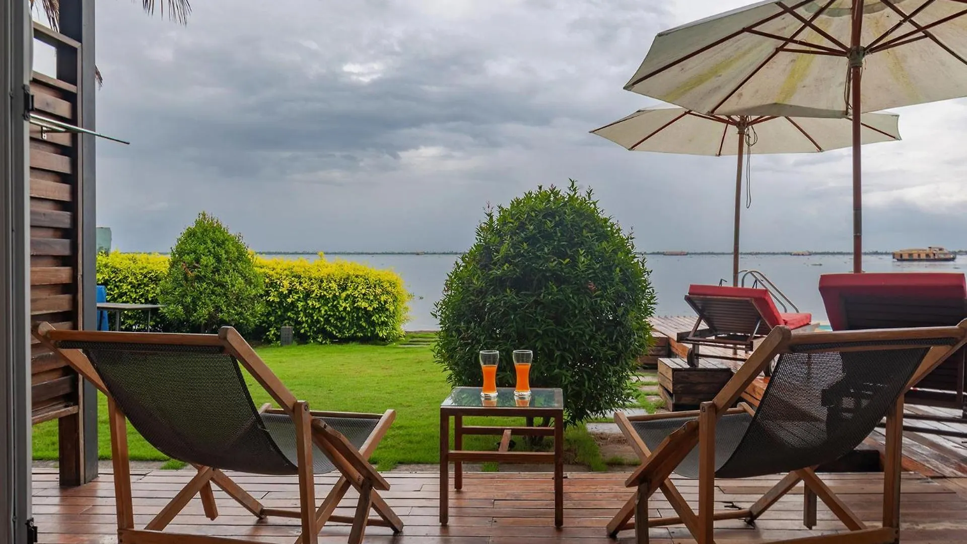 Resort Stayvista At The Rain - River Villa With Infinity Pool Alappuzha